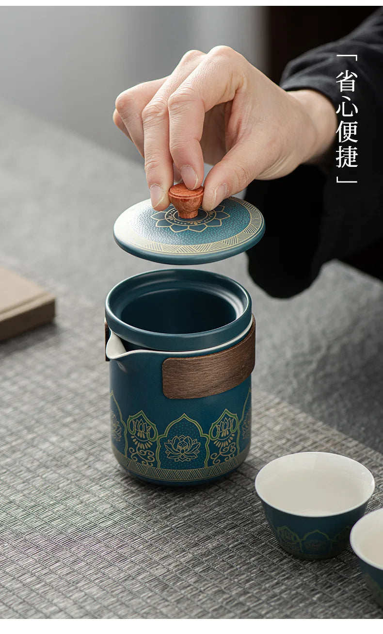 Service à thé comprenant une théière et quatre tasses, un coffret cadeau premium. Service en porcelaine chinoise de luxe...