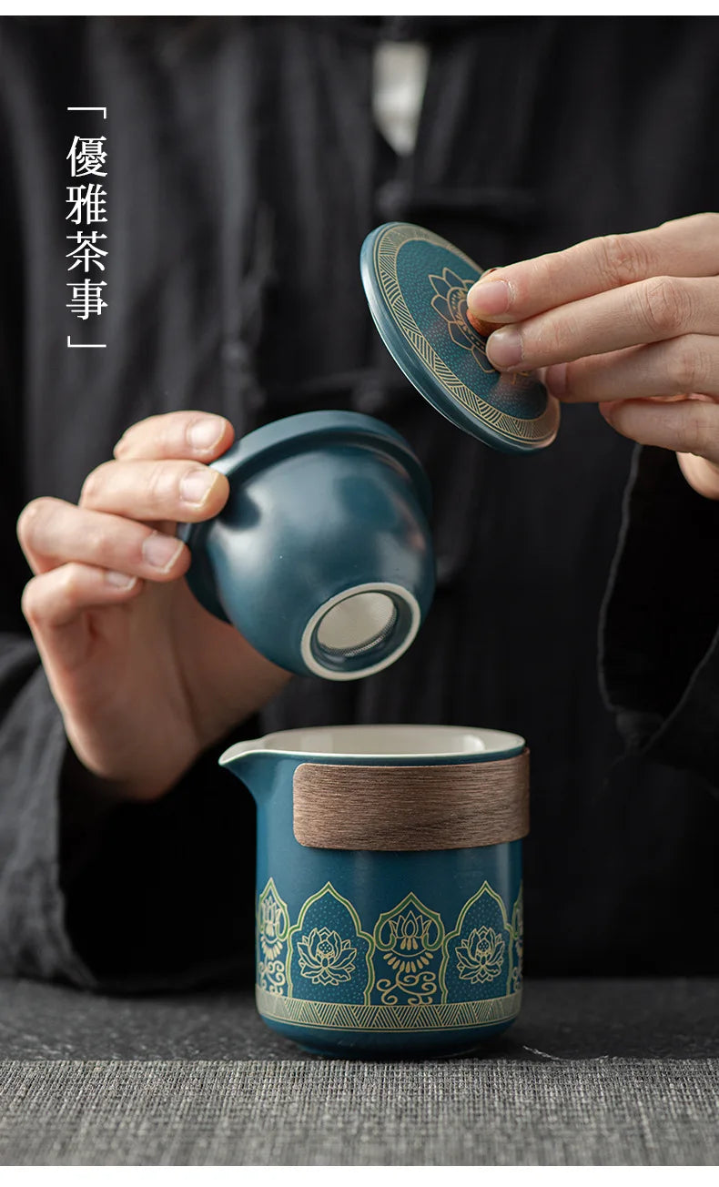 Service à thé comprenant une théière et quatre tasses, un coffret cadeau premium. Service en porcelaine chinoise de luxe...
