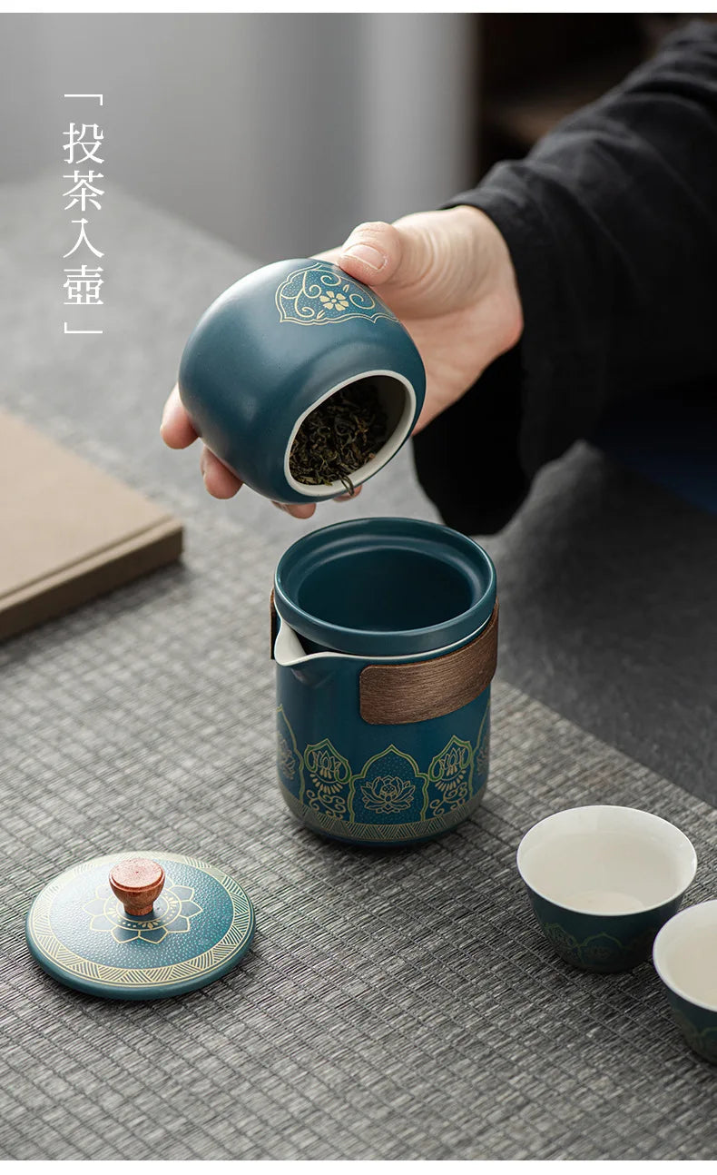 Service à thé comprenant une théière et quatre tasses, un coffret cadeau premium. Service en porcelaine chinoise de luxe...