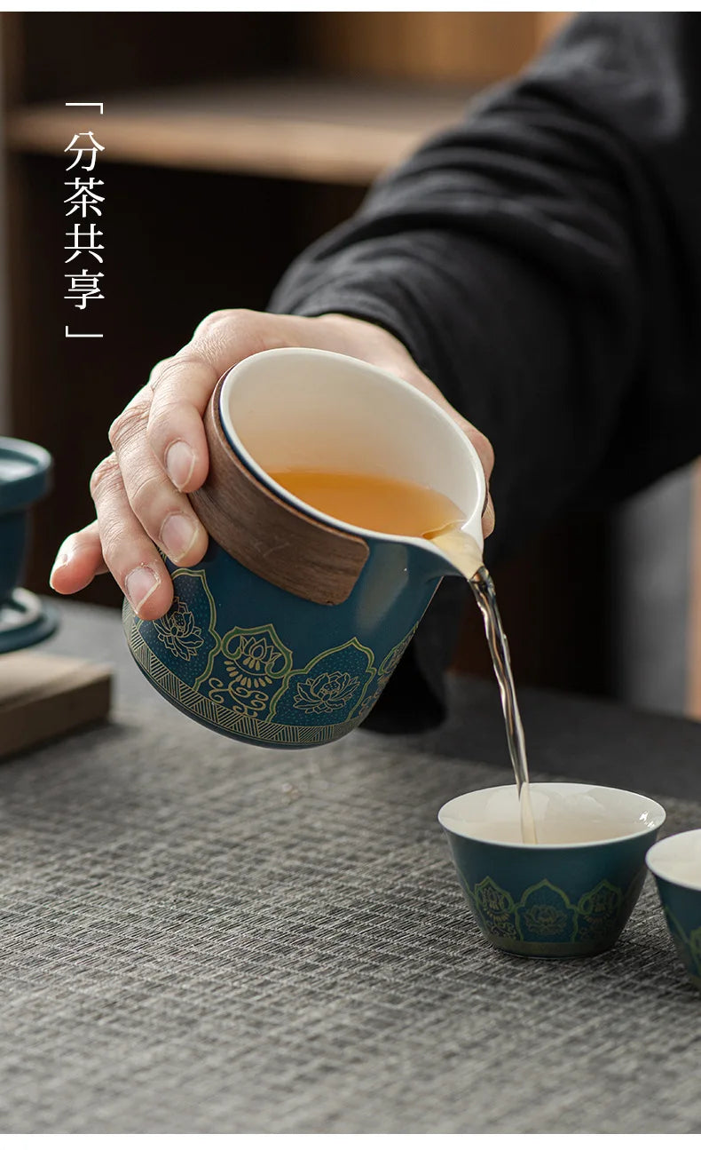 Service à thé comprenant une théière et quatre tasses, un coffret cadeau premium. Service en porcelaine chinoise de luxe...