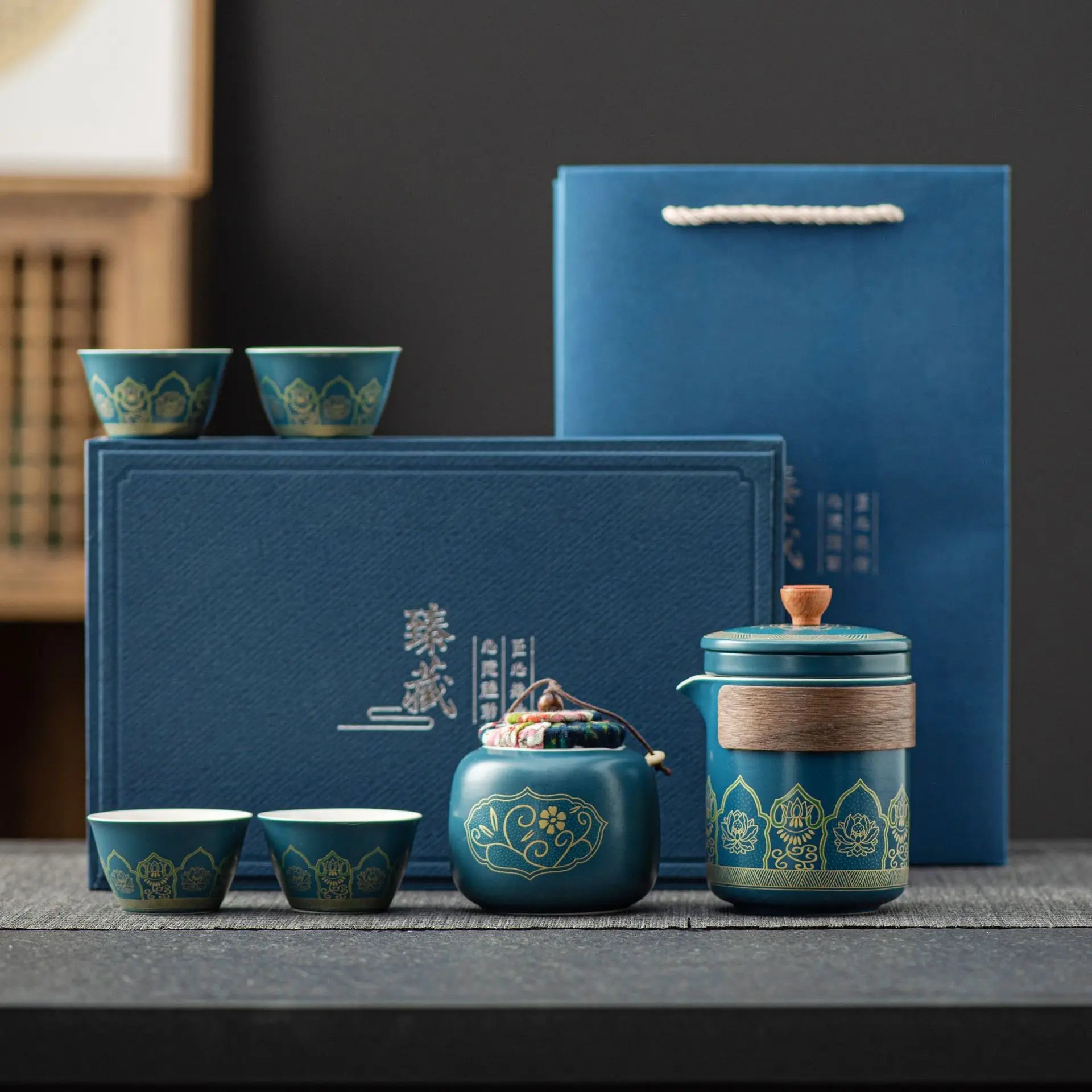 Service à thé comprenant une théière et quatre tasses, un coffret cadeau premium. Service en porcelaine chinoise de luxe...