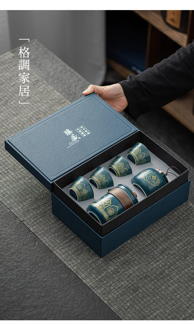Service à thé comprenant une théière et quatre tasses, un coffret cadeau premium. Service en porcelaine chinoise de luxe...