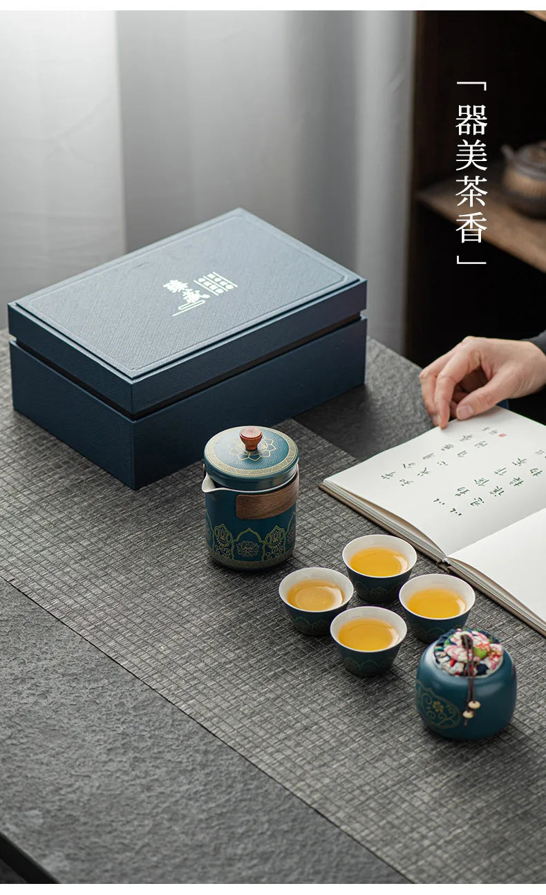 Service à thé comprenant une théière et quatre tasses, un coffret cadeau premium. Service en porcelaine chinoise de luxe...