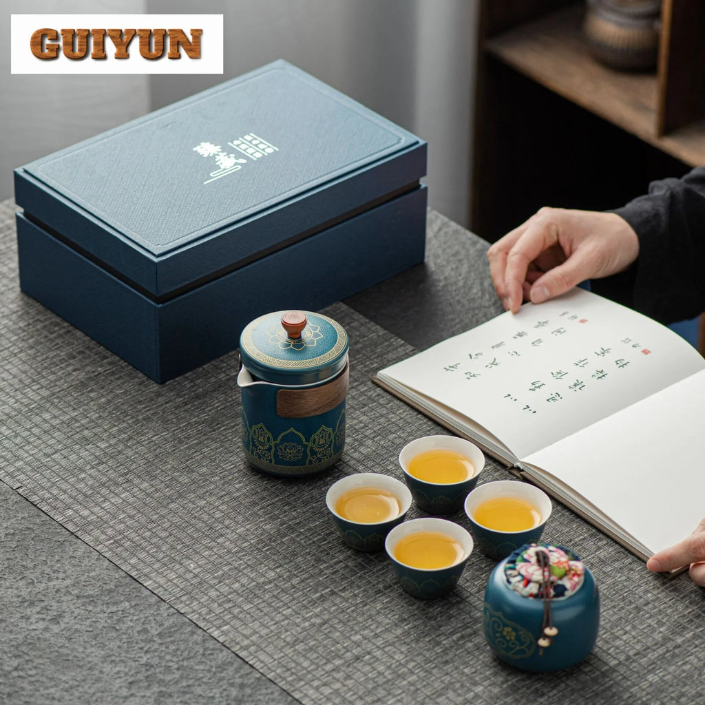 Service à thé comprenant une théière et quatre tasses, un coffret cadeau premium. Service en porcelaine chinoise de luxe...