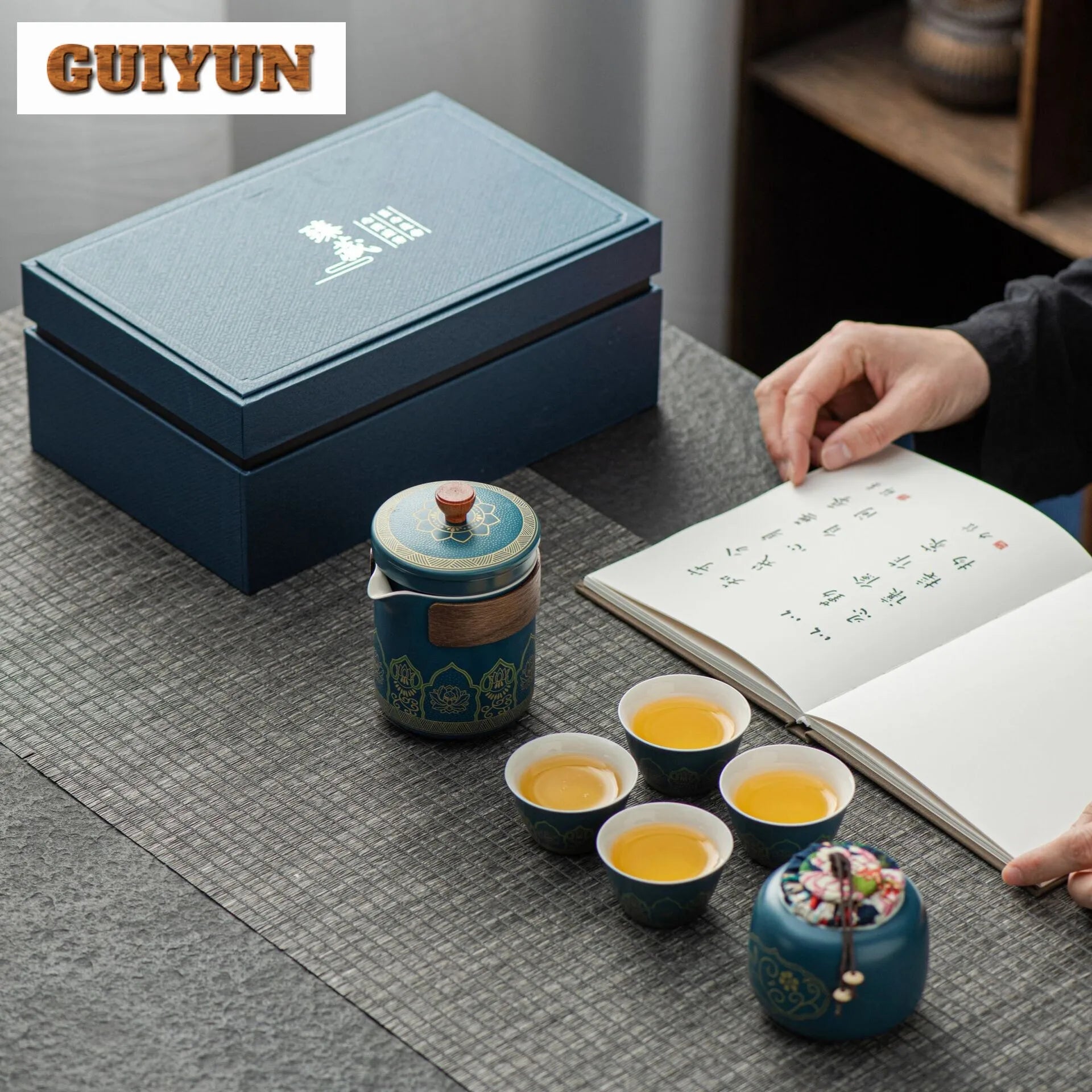 Service à thé comprenant une théière et quatre tasses, un coffret cadeau premium. Service en porcelaine chinoise de luxe...