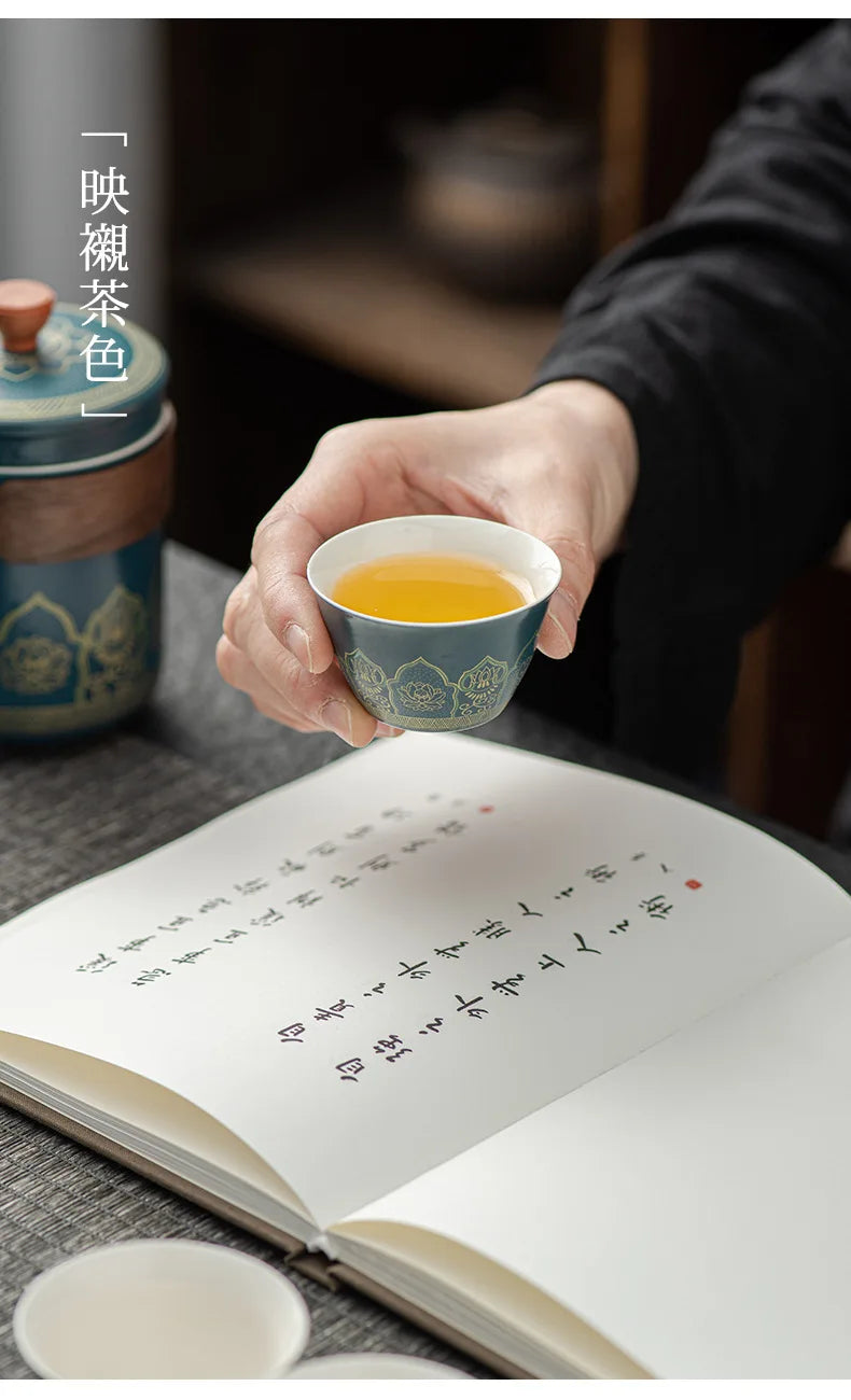 Service à thé comprenant une théière et quatre tasses, un coffret cadeau premium. Service en porcelaine chinoise de luxe...